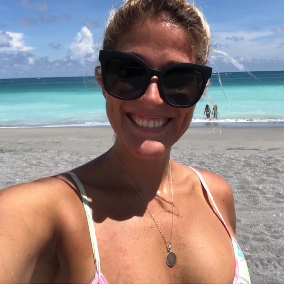 Two pairs Quay sunglasses pink and black - Picture 5 of 5